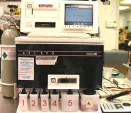Blood gas analyser gas selection